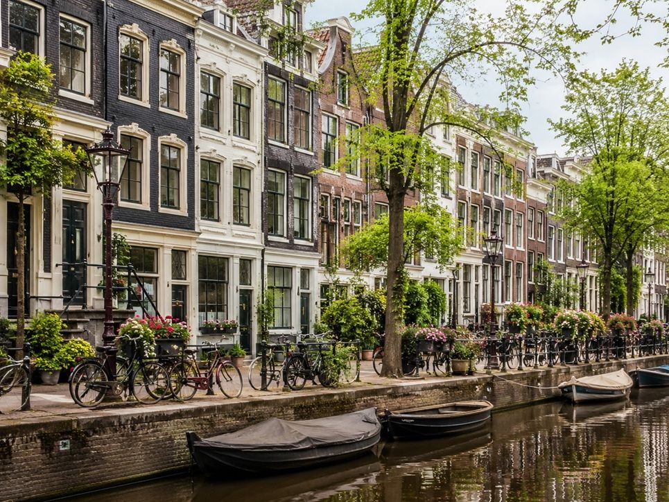 Grachtenpanden aan de Singel in Amsterdam Centrum, nabij de serviced apartments van City Retreat