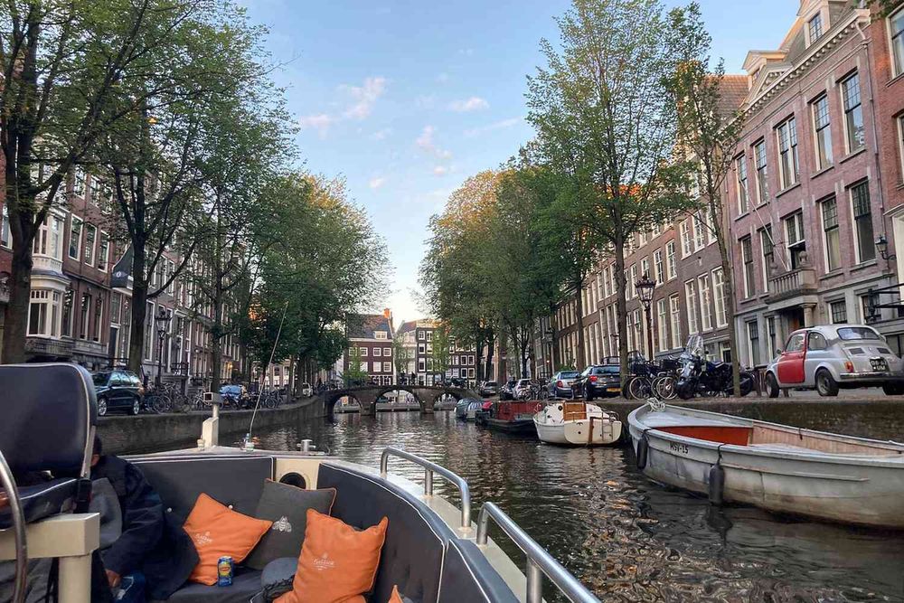 Amsterdam per Boot: Een Gids voor de Verborgen Parels van de Waterwegen van de Stad